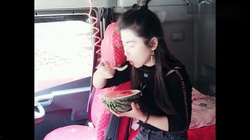 某女生跳舞吃瓜,记一位女生的舞蹈与美食之旅