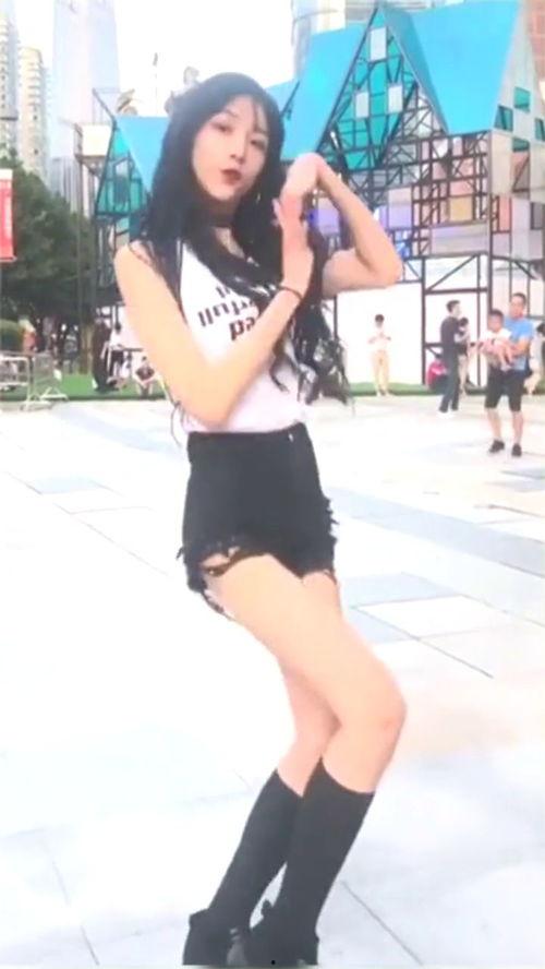 某女生跳舞吃瓜,记一位女生的舞蹈与美食之旅