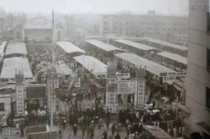 长治八一广场吃瓜,夏日吃瓜盛景,街头巷尾的清凉时光