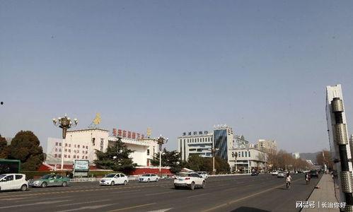 长治八一广场吃瓜,夏日吃瓜盛景,街头巷尾的清凉时光