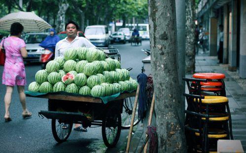 路边吃的瓜群众,街头美食背后的故事