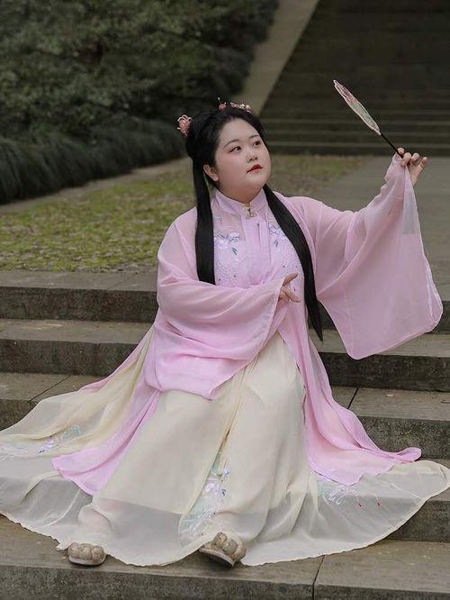 汉服吃瓜少女胖